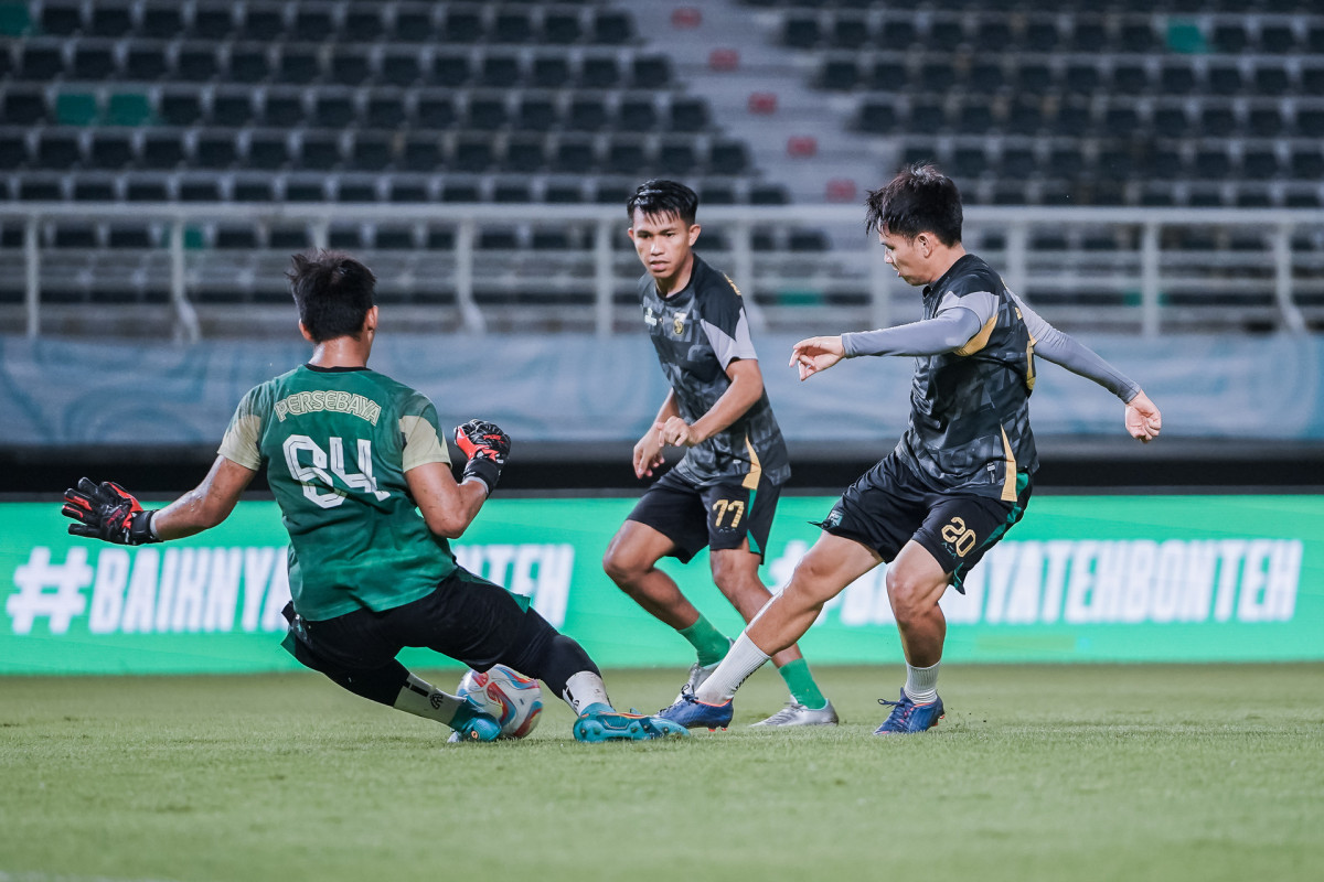 Pemain Persebaya, Kasim Botan dan Wildan Ramdhani saat melakukan Official Training di Stadion Gelora Bung Tomo sebagai persiapan akhir sebelum menghadapi Madura United./Persebaya - Image