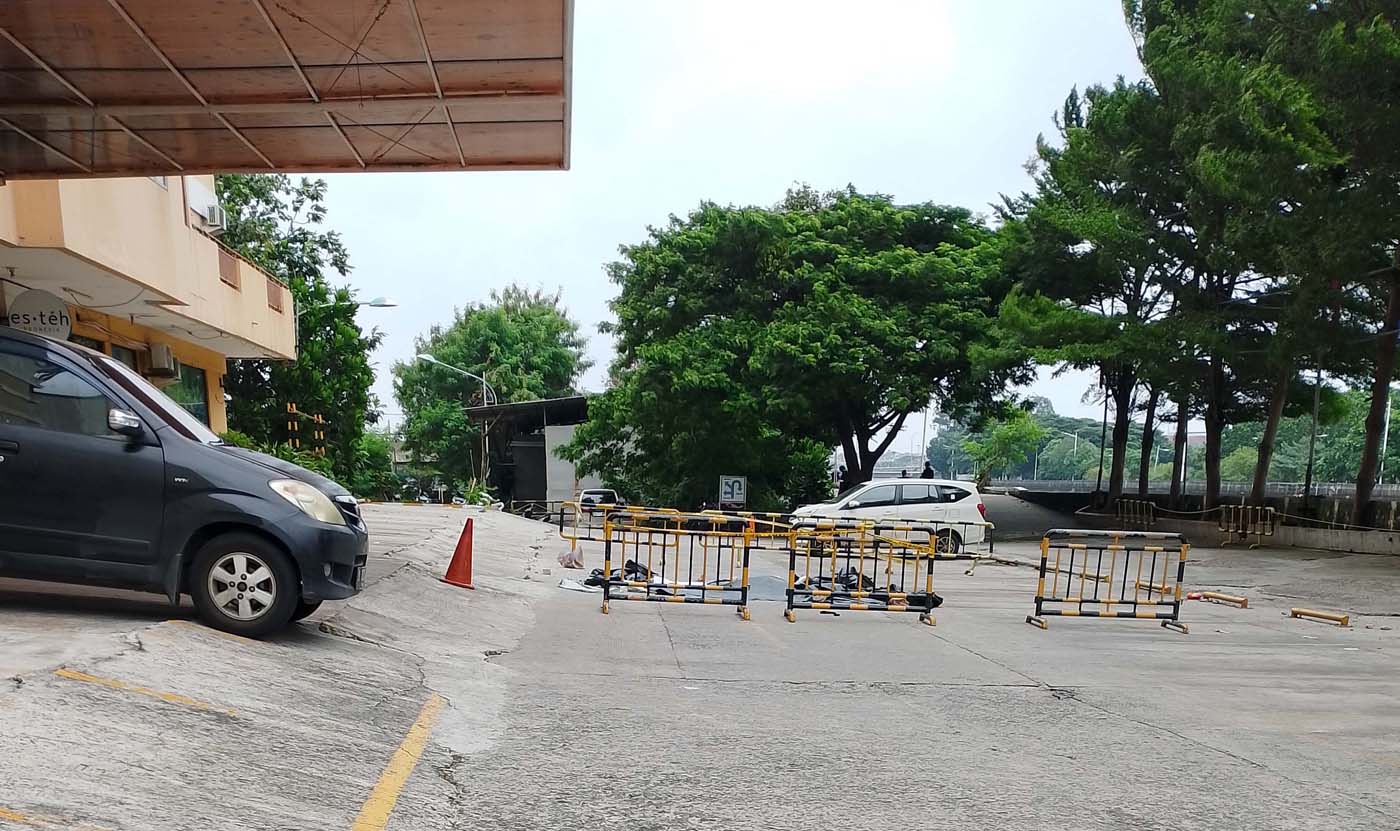 Suasana lokasi Satu keluarga yang terdiri dari empat orang ditemukan tewas diduga bunuh diri di Apartemen Teluk Intan Tower Topas Penjaringan, Jakarta Utara, Selasa (12/3/2024). - Image