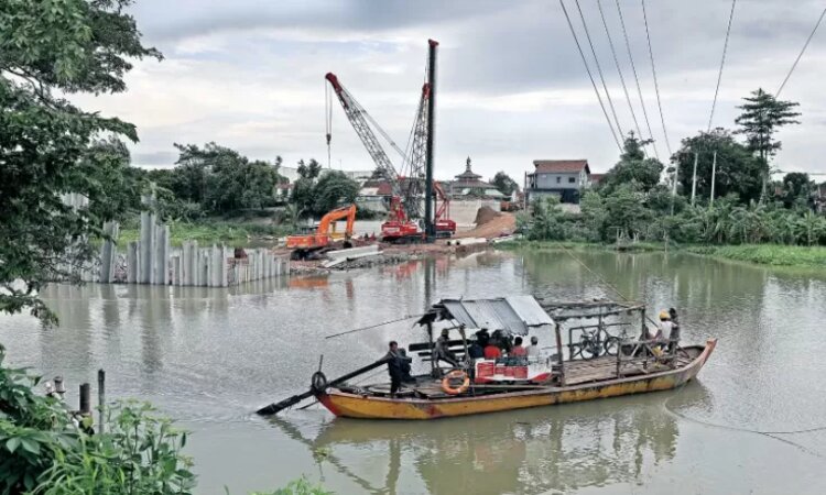 Pembangunan Jembatan Jongbiru Kediri terus dikebut dan diharapkan bisa rampung pada 1 Mei nanti. (RADAR KEDIRI) - Image