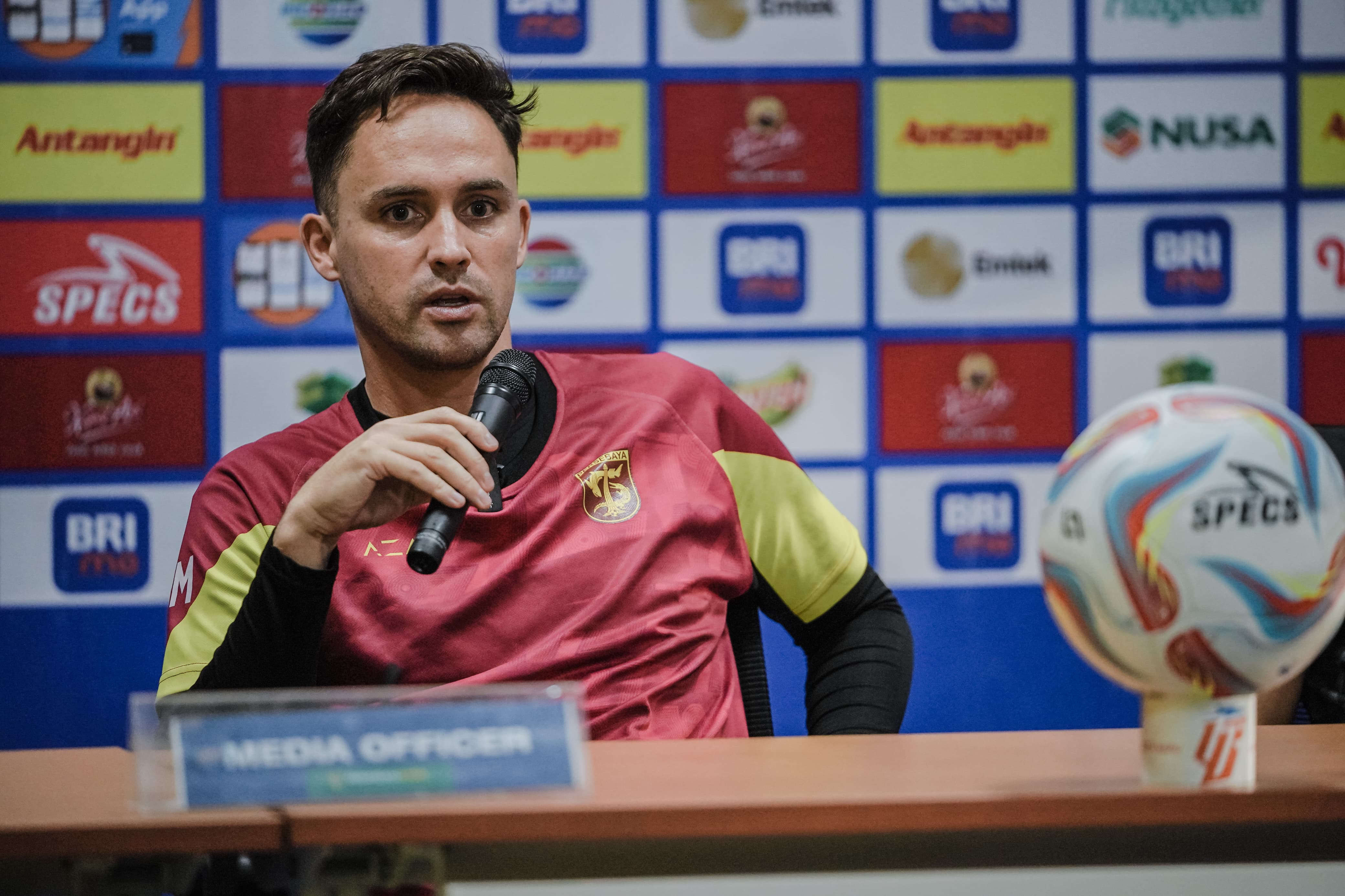 SIAPKAN STRATEGI KHUSUS: Paul Munster sudah mengantisipasi absennya dua pemain kunci dengan menyiapkan strategi khusus jelang laga kontra Madura United. - Image