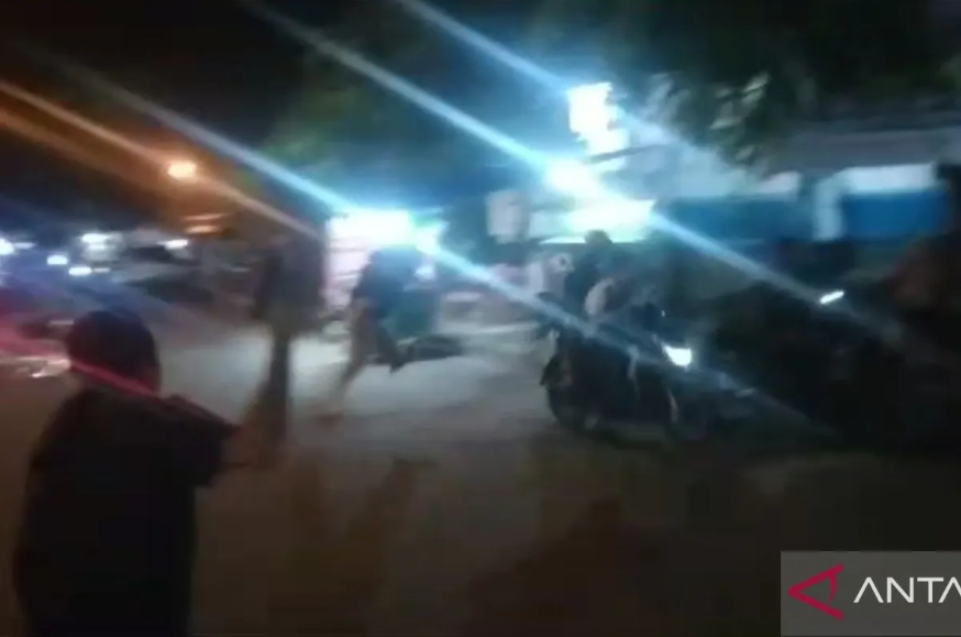 Aksi personel Tim Klewang Satreskrim Polresta Padang saat membubarkan aksi tawuran pemuda di kawasan Ganting, Padang Timur, Padang, Sumbar, Selasa (12/3/2024) malam. ANTARA/Fathul Abdi - Image