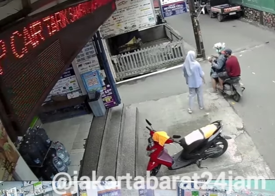 Tangkapan rekaman CCTV komplotan pencuri hendak beraksi. (Istimewa) - Image