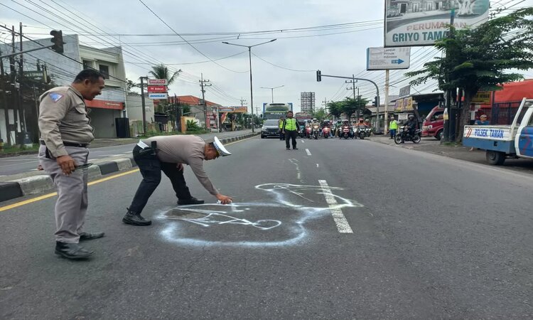 Polisi lakukan olah TKP kecelakaan. (IST) - Image