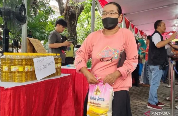 Salah seorang warga membeli beras di pasar murah yang digelar oleh Pemkot Surabaya, di Rusun Penjaringansari, Selasa (12/3/2024) sore. ANTARA/Ananto Pradana - Image