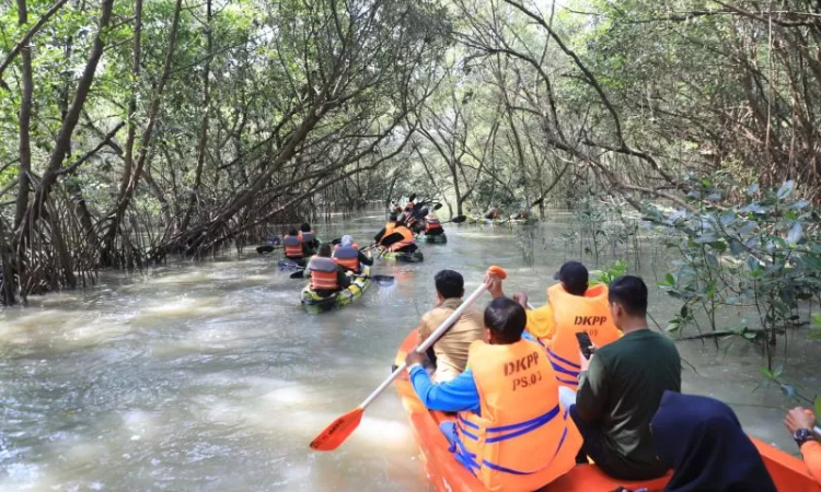 Salah satu wahana di Romokalisari Adventure Land Kota Surabaya. (Antara/via Radar Surabaya) - Image