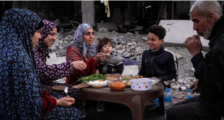 Umat Muslim di Gaza berbuka puasa Ramadhan di tengah perang yang melanda negara mereka. - Image