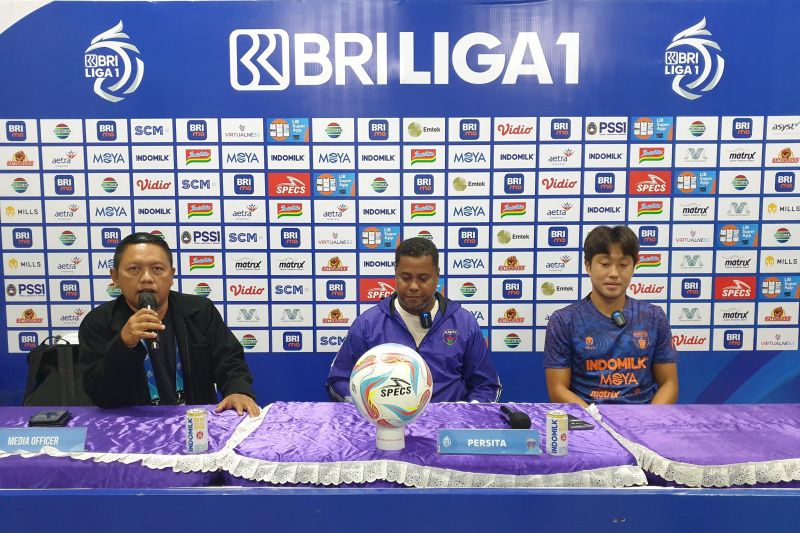 Pelatih Persita Tangerang Divaldo Alves (tengah) dan gelandang Bae Sin-yeong (kanan). (HO-Persita Tangerang) - Image