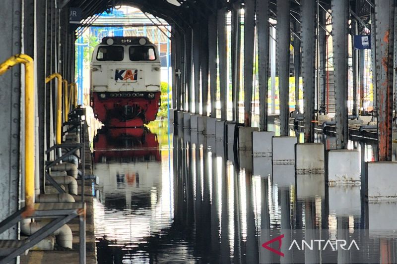 Kondisi banjor yang melanda Stasiun Semarang Tawang, Kamis. (ANTARA/I.C. Senjaya) - Image