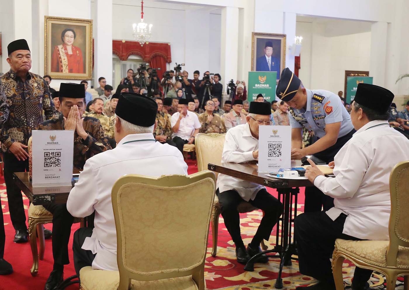 Presiden Joko Widodo bersama Wakil Presiden Ma - Image
