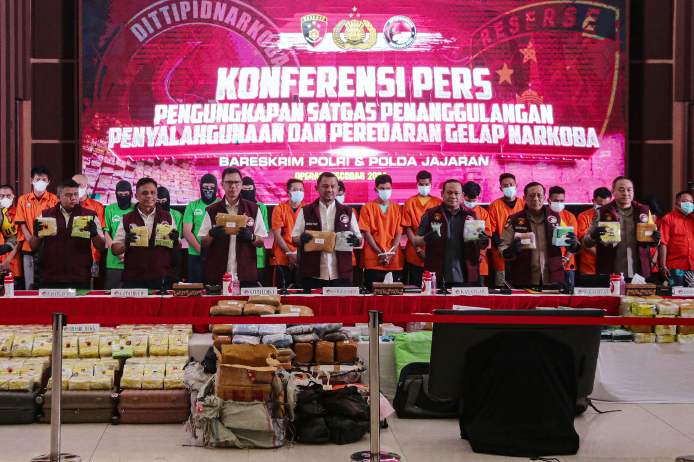 Direktur Tindak Pidana Narkoba (Dirtipidnarkoba) Bareskrim Polri, Brigjen Mukti Juharsa, Kasatgas P3GN Polri Irjen Pol. Asep Edi Suheri dan Wakasatgas Brigjen Pol. Hary Sudwijanto saat rilis kasus peredaran gelap narkoba di Gedung Bareskrim Polri, Jakarta - Image