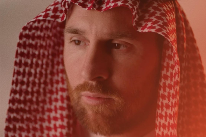 FESYEN RAMADHAN: Lionel Messi mengenakan Gulf sebagai salah satu bentuk promosi brand asal Saudi bernama Sayyar. (Sayyar) - Image