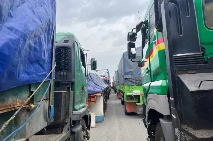Kemacetan di Exit Tol Kaligawe Semarang akibat banjir. (M Hariyanto/Jawa Pos Radar Semarang) - Image