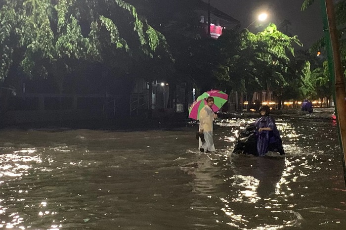 Kondisi area Kota Lama Semaramg hingga Jalan Dokter Cipto tergenang banjir karena hujan deras. - Image
