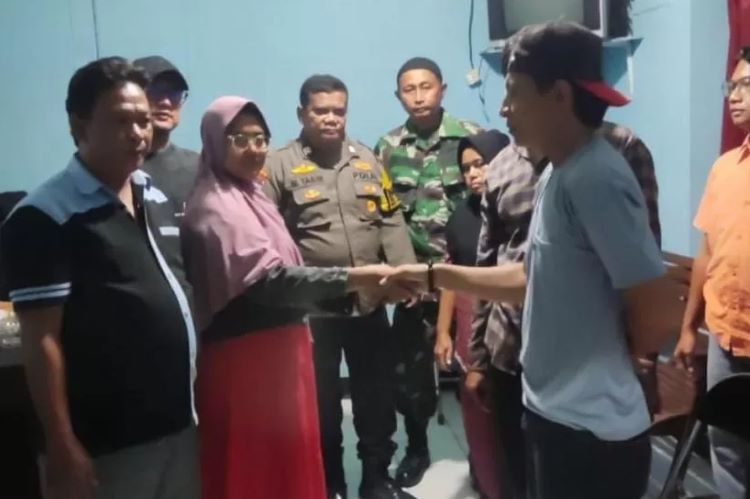 KEKELUARGAAN: Orang tua korban dan pelaku pengeroyokan sepakat menyelesaikan secara kekeluargaan. Kesepakatan ini disaksikan perangkat RT, RW, Babinsa, hingga Bhabinkamtibmas setempat. - Image