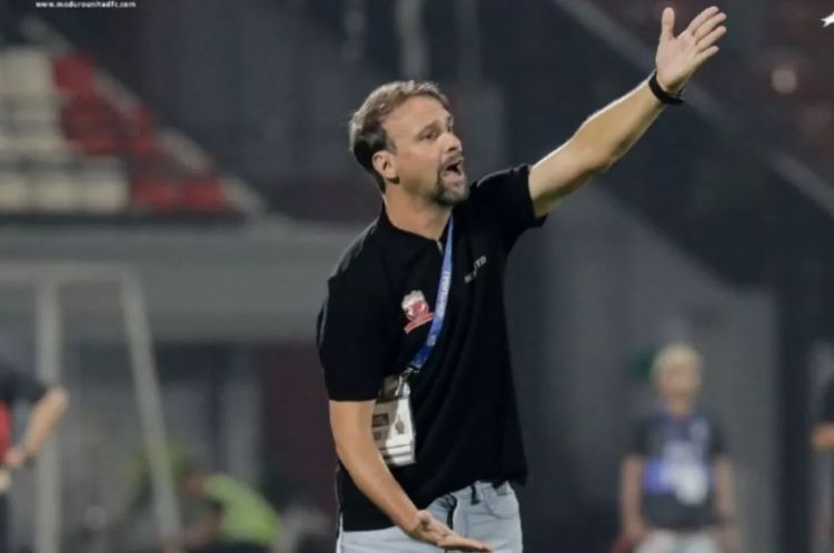 Pelatih Madura United Mauricio Souza (Andy Satria ) - Image
