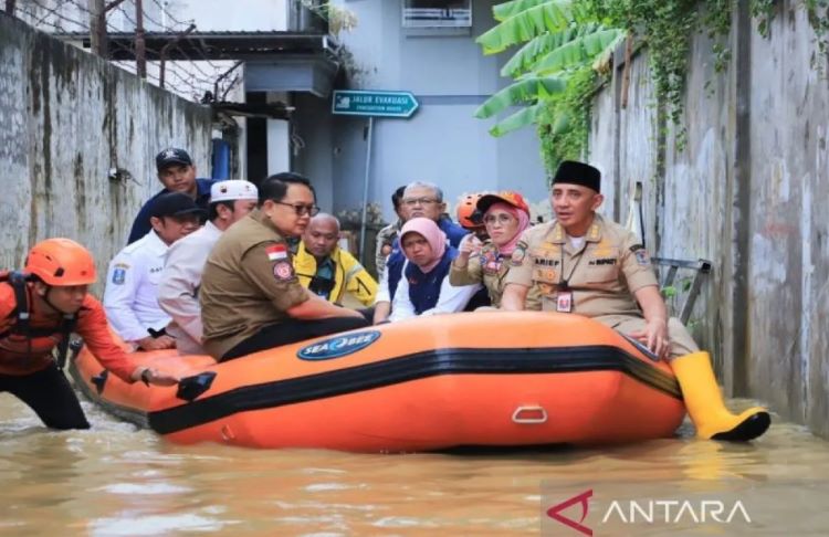 Pj Gubernur Jatim Adhy Karyono meninjau lokasi terdampak banjir di Desa Kauman, Kecamatan Blega, Kabupaten Bangkalan, Rabu (13/3/2024). ANTARA/ HO-Pemprov Jatim - Image