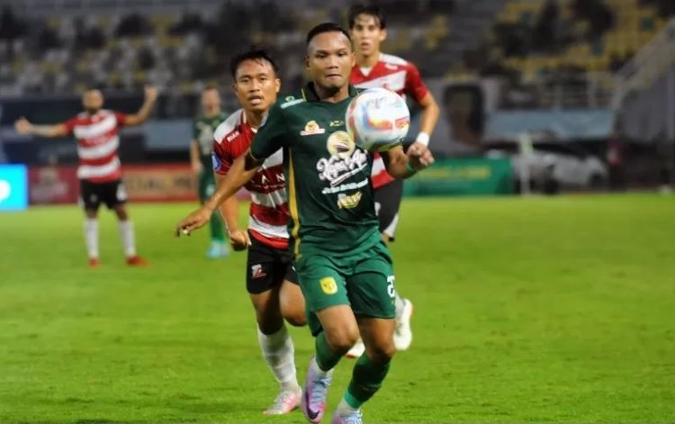 Oktafianus Fernando coba mengejar bola. (Andy Satria/radar surabaya ) - Image