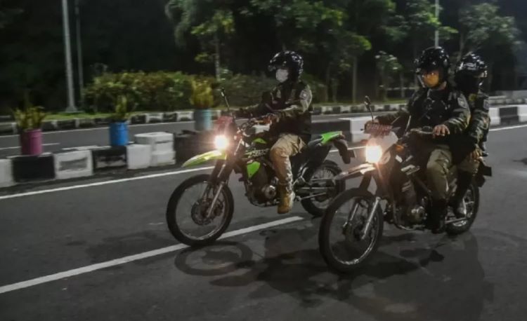 Satpol PP Surabaya menerjunkan Tim Asuhan Rembulan untuk mengantisipasi aksi kenakalan remaja. (ISTIMEWA) - Image