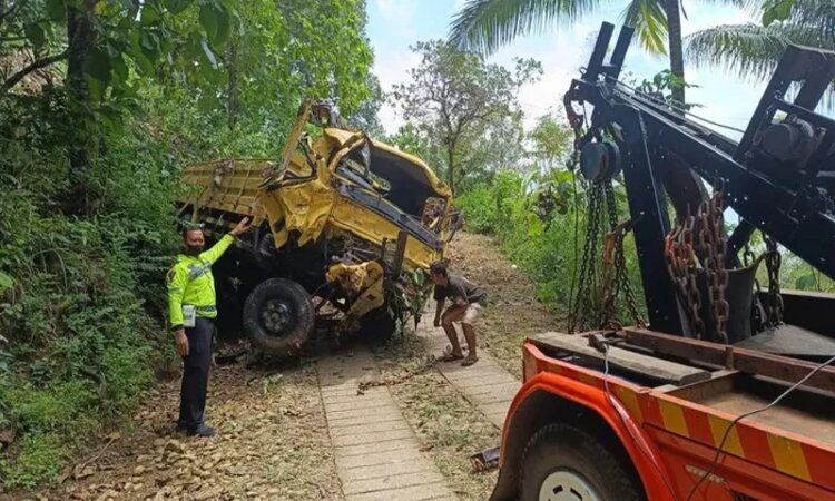 DIEVAKUASI: Polisi mengevakuasi truk yang terperosok ke dalam jurang sedalam 25 meter menggunakan derek. (SAT LANTAS POLRES TRENGGALEK UNTUK RADAR TRENGGALEK) - Image