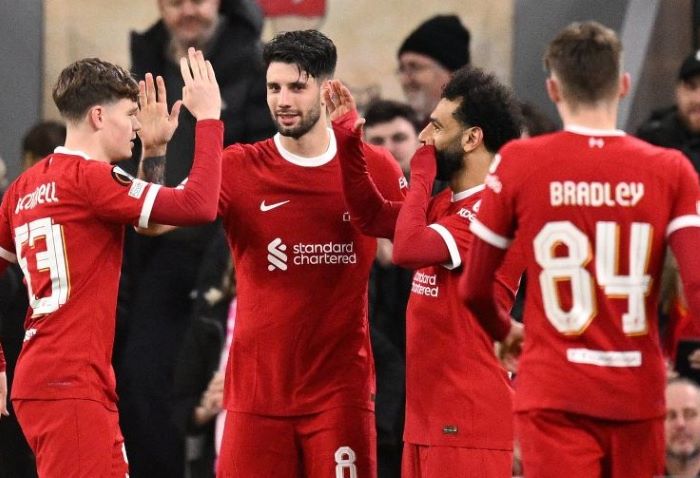 Pemain-pemain Liverpool merayakan gol ke gawang Sparta Praha pada pertandingan leg kedua 16 besar Liga Europa di Anfield, Liverpool, Kamis (14/3). - Image