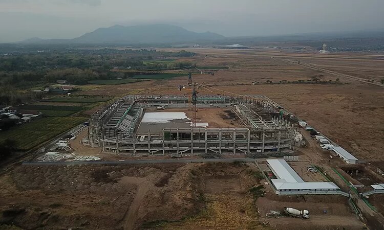 Proyek Stadion Gelora Daha Jayati yang dalam tahap penggarapan tribun lantai 3 terus dikebut. Tahun depan pemerintah kembali menganggarkan dana Rp 70 miliar. (Foto: Wahyu Adji/JPRK) - Image