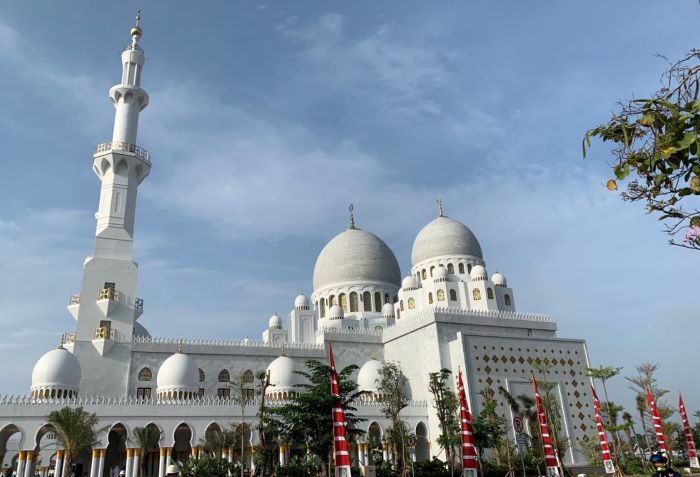Masjid Raya Sheikh Zayed Solo yang megah dan menjadi salah satu destinasi religi di Jawa Tengah. - Image