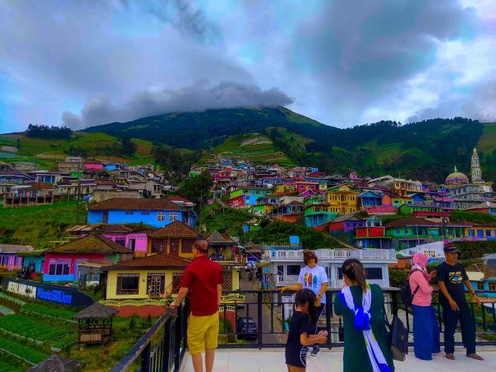 Pengunjung berswafoto dengan berlatar belakang Nepal Van Java. - Image