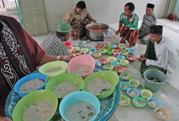 Bubur India menjadi kuliner wajib yang harus dicicipi saat Ramadhan di Masjid Pekojan, Kota Semarang. - Image
