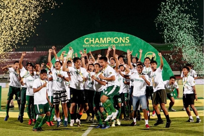 CETAK SEJARAH: Para pemain Persebaya U-20 merayakan gelar juara Elite Pro Academy U-20 2019 yang diraih secara dramatis atas PS Barito Putera U-20 di Stadion Kapten I Wayan Dipta. (Persebaya Surabaya) - Image