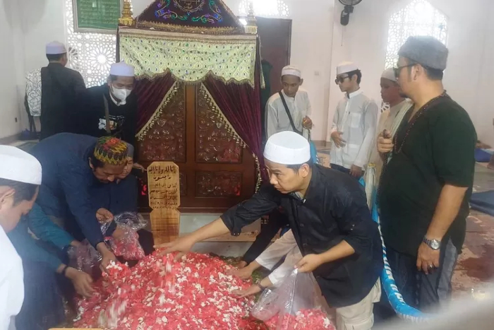 Prosesi tabur bunga pada makam almarhum Habib Hasan bin Jafar Assegaf, di Hubabah Fatma Alatas, area Masjid Nurul Musthofa Center, Kelurahan Jatimulya, Cilodong, Kota Depok. (ANDIKA EKA/RADAR DEPOK) - Image