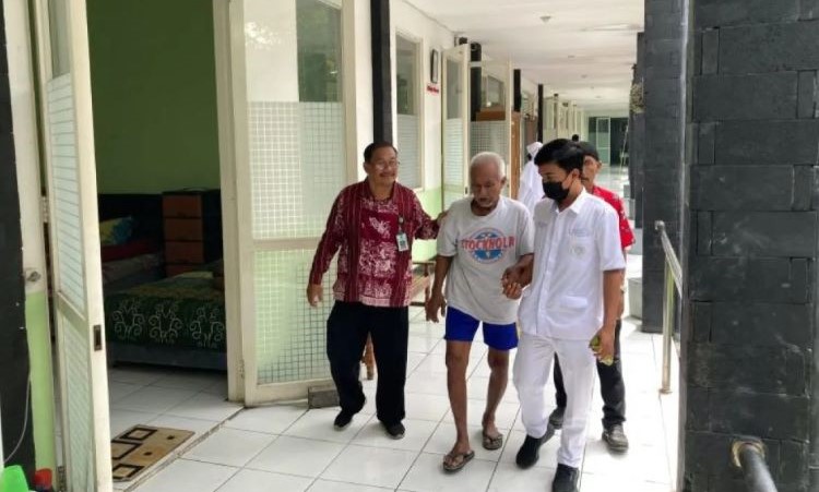 Ilustrasi - Dua petugas Griya Wreda Jambangan melakukan pelayanan kepada seorang lansia. ANTARA/HO-Diskominfo Surabaya - Image