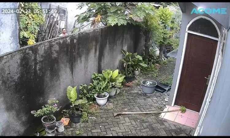 Kelakuan terduga pelaku, Aslan yang terekam kamera CCTV. (Radar Sidoarjo) - Image