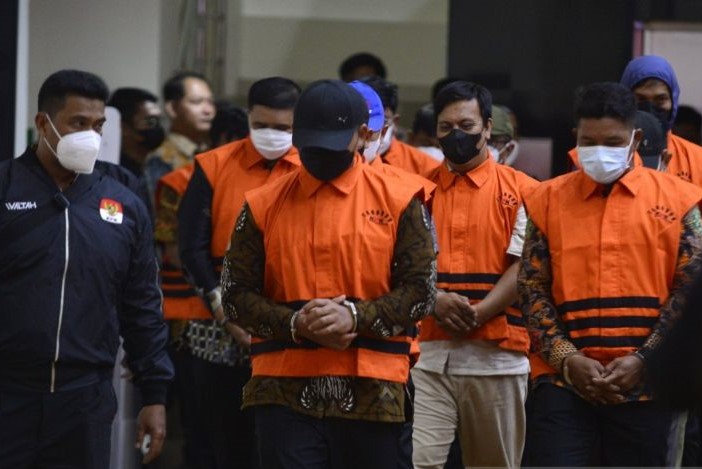 Komisi Pemberantasan Korupsi (KPK) hadirkan 15 orang tersangka kasus dugaan pungli di Rutan KPK di Gedung Juang KPK, Jakarta Selatan, Jumat (15/3). - Image