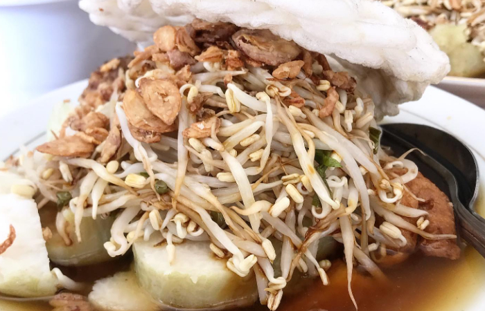 rekomendasi 3 tempat kuliner legendaris di Surabaya./Instagram @lontongbalap_aslipakgendut - Image