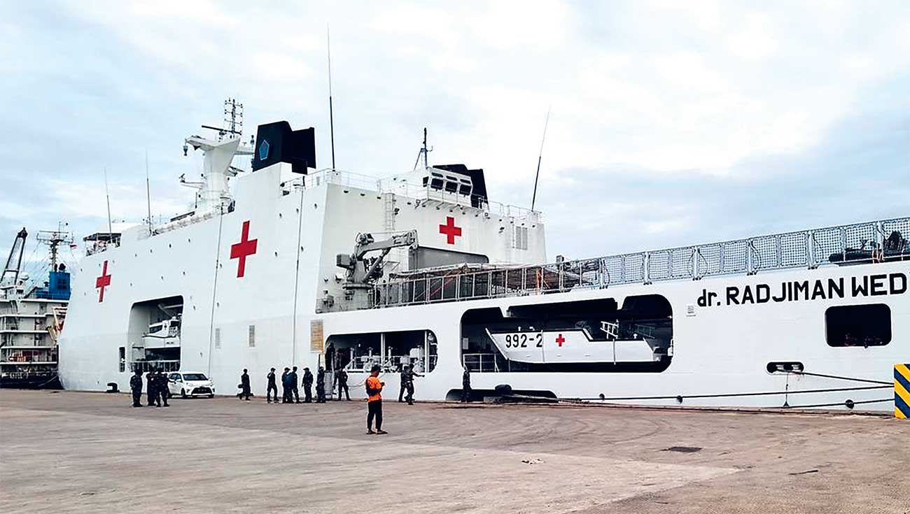 BERSANDAR: KRI dr Radjiman Wedyodiningrat-992 (Radjiman) saat tiba di Dermaga Kolinlamil Tanjung Priok, Jakarta Utara, Jumat (15/3). - Image