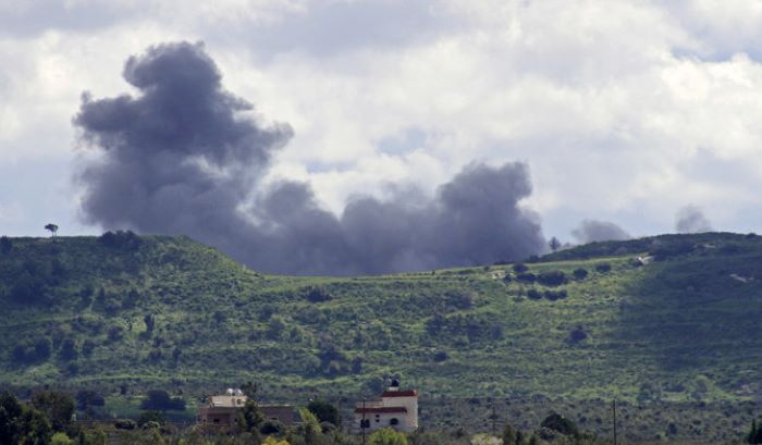 Kepulan asap di desa Alma al-Shaab, wilayah Lebanon Selatan yang menerima serangan rudal Israel pada Jumat (15/3). - Image