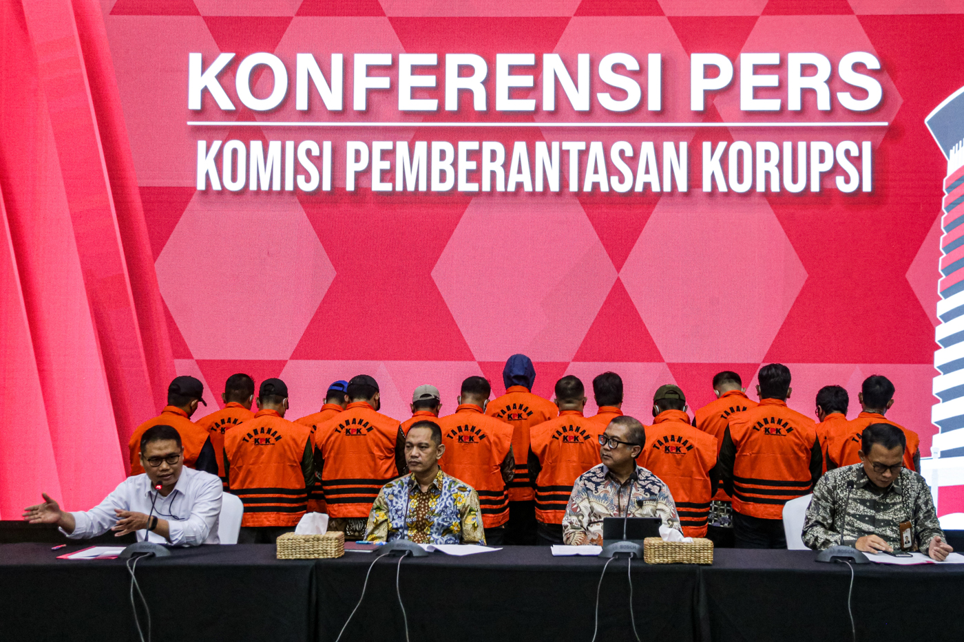 Wakil Ketua KPK Nurul Gufron (kedua kiri) Direktur Penindakan KPK Asep Guntur Rahayu (kiri) dan Sekretaris Jenderal KPK, Cahya Harefa (kedua kanan) memberikan keterangan pers penetapan dan penahanan tersangka dalam kasus dugaan pungutan liar (pungli) di r - Image
