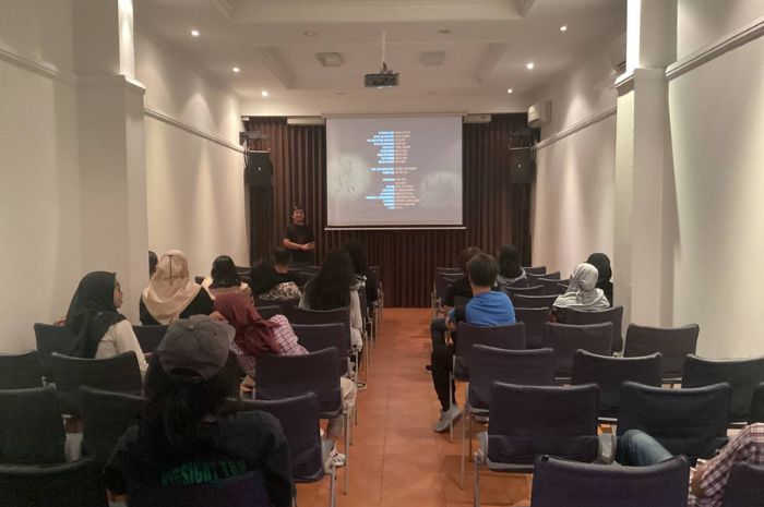APRESIASI POSITIF: Peserta nonton bareng film mengapresiasi program positif dari Wisma Jerman menyambut Euro 2024. (Moch. Rizky Pratama Putra/JawaPos.com) - Image