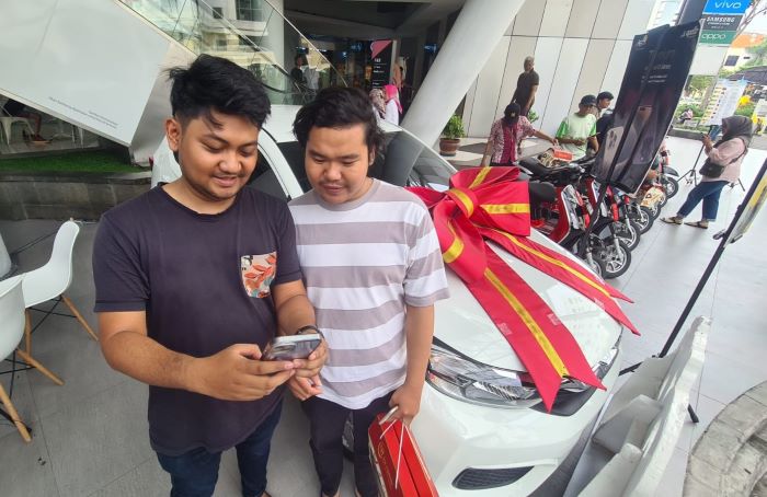 Kevin (kanan) saat video call dengan Danis pemenang hadiah undian mobil. - Image