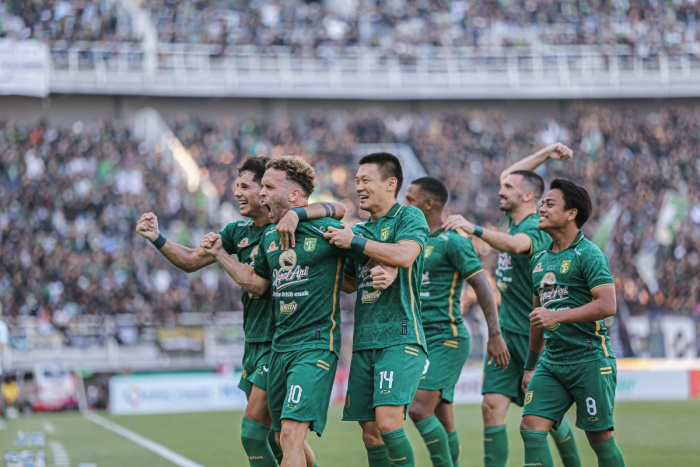 JEJAK RIVALITAS: Ze Valente (depan) melakukan selebrasi seusai mencetak gol ke gawang Arema FC di laga Derbi Jawa Timur. (Persebaya Surabaya) - Image