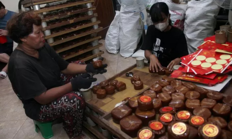 Salah satu aktivitas UMKM pembuatan kue keranjang di Surabaya. (Andy S/Radar Surabaya) - Image