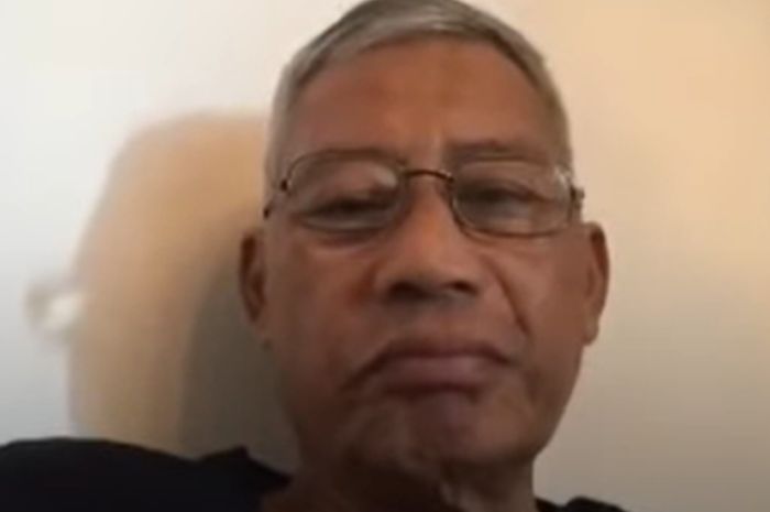 LEGENDA: Hadi Ismanto menjelaskan perjalanannya sebagai pesepak bola legendaris Persebaya Surabaya dan Timnas Indonesia. (Youtube Pinggir Lapangan) - Image