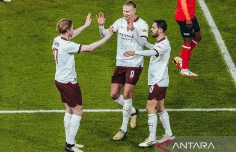 Erling Haaland (tengah) bersama teamnya mewarnai kemenangan Manchester City atas Luton Town dengan skor 6-2 pada babak kelima Piala FA di Stadion Kenilworth Road, Luton, Rabu dini hari WIB (28/2/2024) - Image