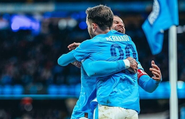 Pemain Manchester City Bernardo Silva dan Kyle Walker saat laga melawan Newcastle. - Image