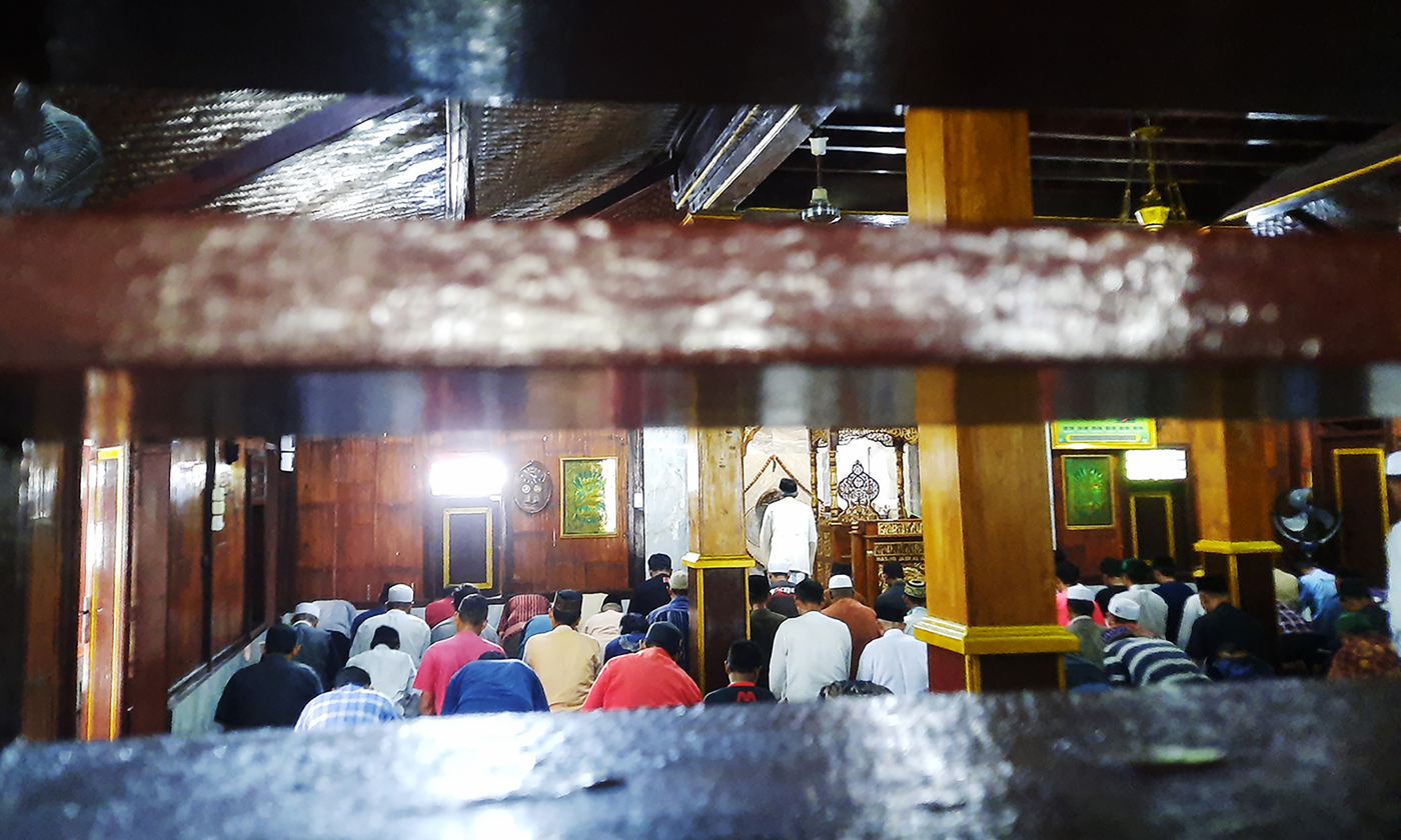 Umat muslim  melaksanakan shalat berjamaah di Masjid Al-Alam Cilincing, Jakarta. Masjid Al-Alam Cili