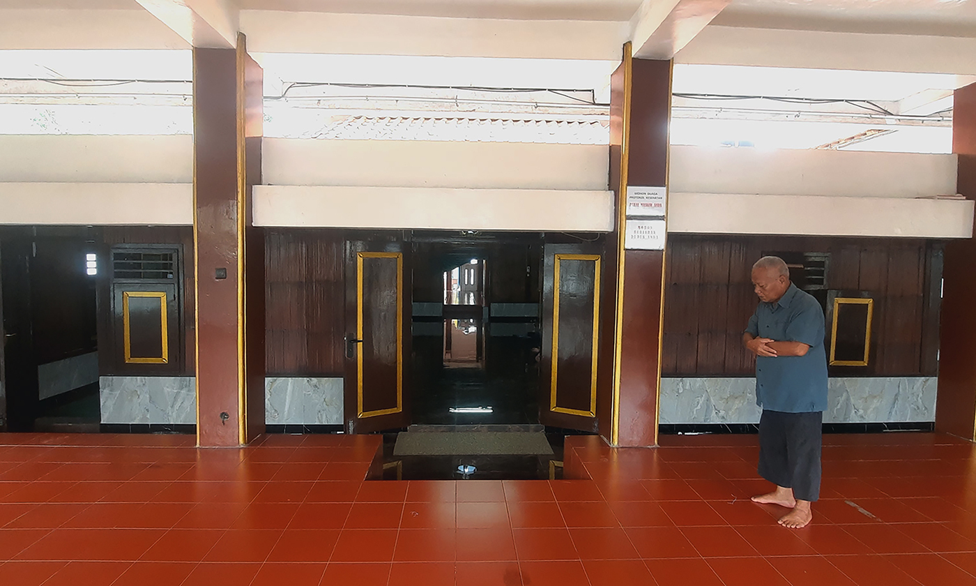Umat muslim  melaksanakan shalat berjamaah di Masjid Al-Alam Cilincing, Jakarta. Masjid Al-Alam Cili