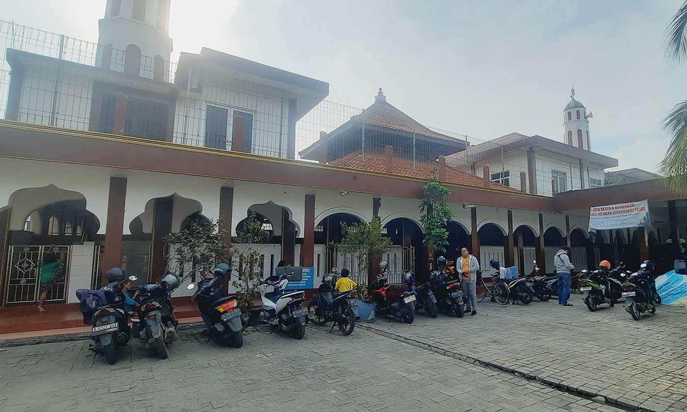 Umat muslim  melaksanakan shalat berjamaah di Masjid Al-Alam Cilincing, Jakarta. Masjid Al-Alam Cilincing adalah salah satu masjid kuno yang terletak di daerah Cilincing Lama RT 005 RW 05 Kelurahan Cilincing, Kecamatan Cilincing, Kotamadia Jakarta Utara, 