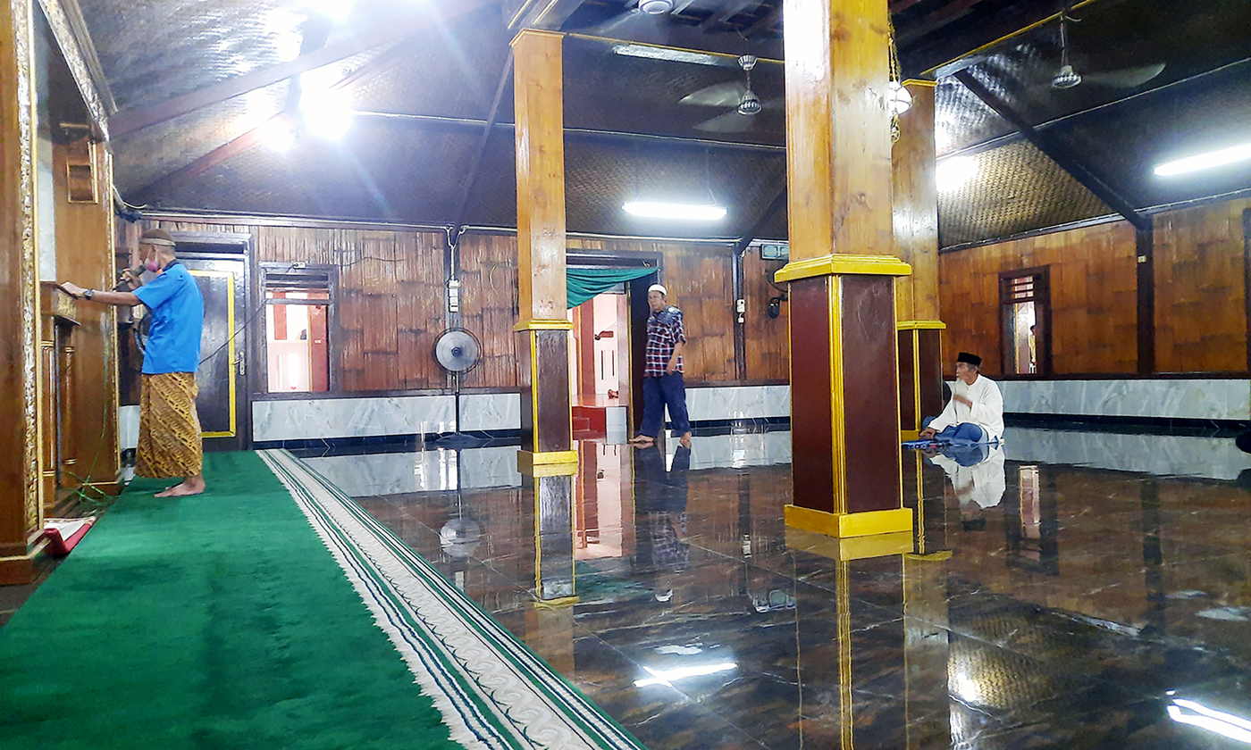 Umat muslim  melaksanakan shalat berjamaah di Masjid Al-Alam Cilincing, Jakarta. Masjid Al-Alam Cili