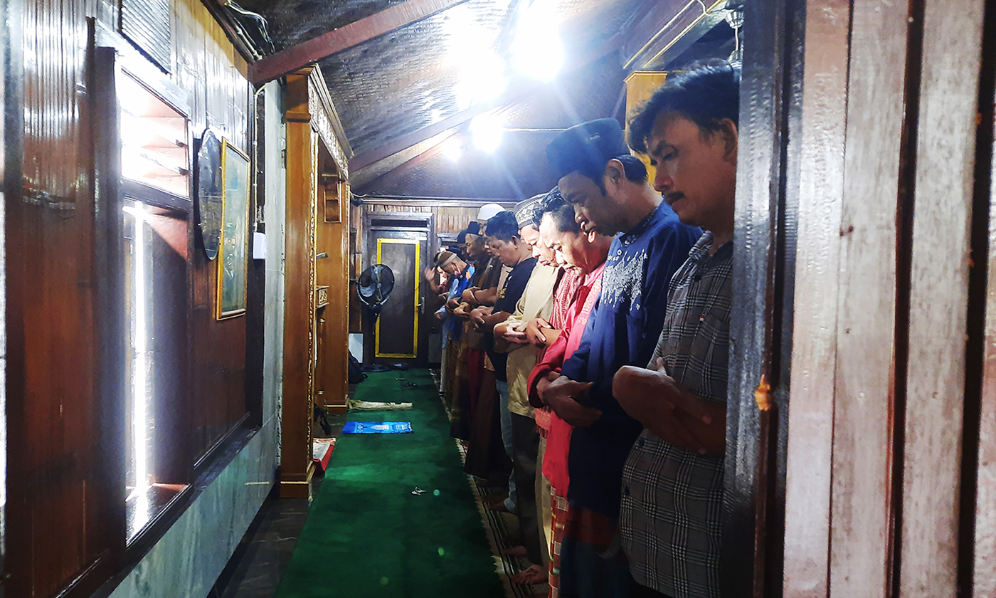 Umat muslim  melaksanakan shalat berjamaah di Masjid Al-Alam Cilincing, Jakarta. Masjid Al-Alam Cili