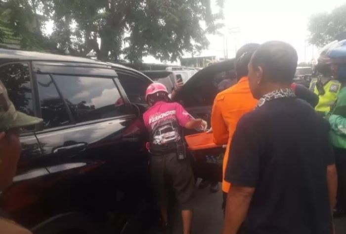Petugas mengevakuasi pengemudi mobil Toyota Innova usai menabrak mobil Fortuner di Jalan Bung Tomo, Surabaya, Sabtu (16/3). - Image